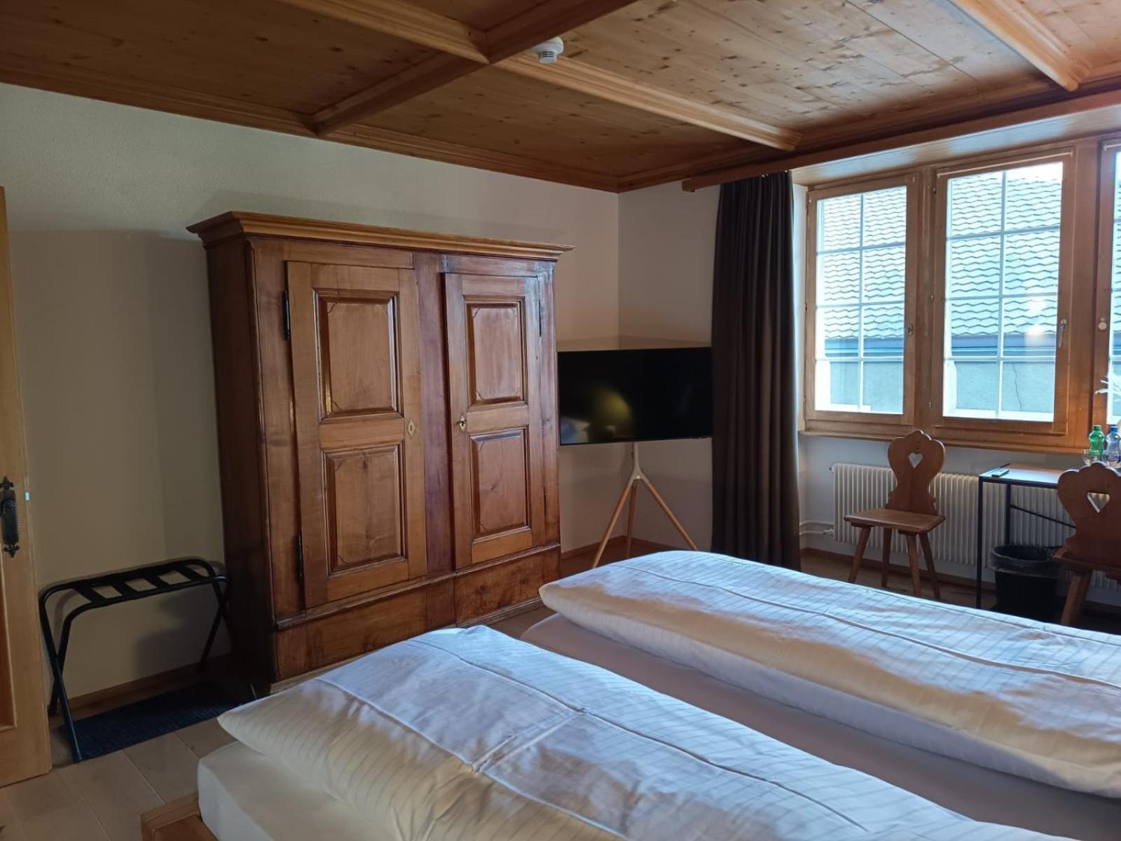 Hotel Restaurant Krone Aarberg Bagian luar foto